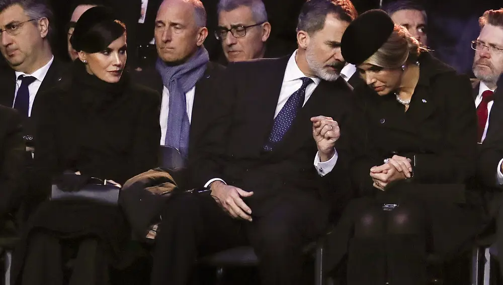 El rey Felipe VI (c) conversa con la reina Máxima de Holanda (d) en presencia de la reina Letizia (i), este lunes durante el acto conmemorativo del 75 aniversario de la liberación del campo de concentración y exterminio nazi de Auschwitz (Polonia). EFE/ Ballesteros