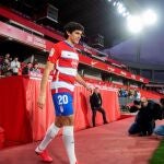 El central Jesús Vallejo a su llegada este martes a su presentación oficial como nuevo jugador del Granada FC. El segundo refuerzo invernal del Granada, que llega cedido por el Real Madrid, cree que este club "lo tiene todo" para que él pueda "crecer y rendir al máximo", por lo que se mostró "convencido" de que ha elegido "bien" al aceptar la oferta