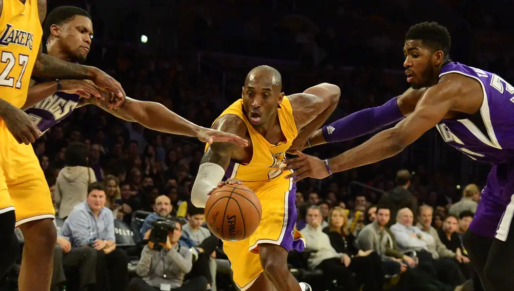 Los Angeles (Estados Unidos), 10/12/2014.- (FILE) - Kobe Bryant en un partido contra los Sacramento Kings de Jason Thompson y Rudy Gay. EFE/EPA/MICHAEL NELSON