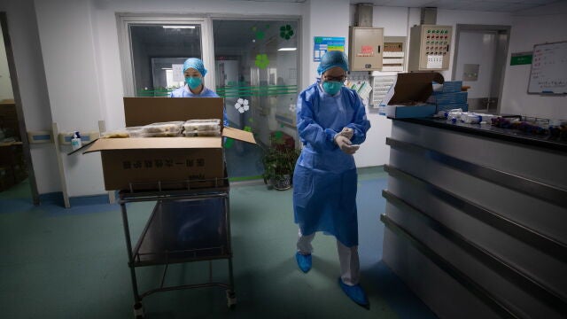 Médicos trabajando en el hospital Wuhan Jinyintan
