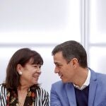 La presidenta del PSOE, Cristina Narbona, conversa con el secretario general del partido, Pedro Sánchez, durante la reunión de la Ejecutiva Federal del PSOE, la primera tras la investidura de Sánchez, celebrada este lunes en Ferraz. EFE/Emilio Naranjo