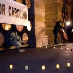 Un momento de la concentración "Por Carolina", en recuerdo de la niña de 5 años que fue hallada muerta el lunes en la habitación de un hotel de Logroño, este martes en la capital riojana. EFE/Raquel Manzanares