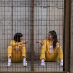 Najwa Nimri y Alba Flores, en una escena de "Vis a Vis: El Oasis"