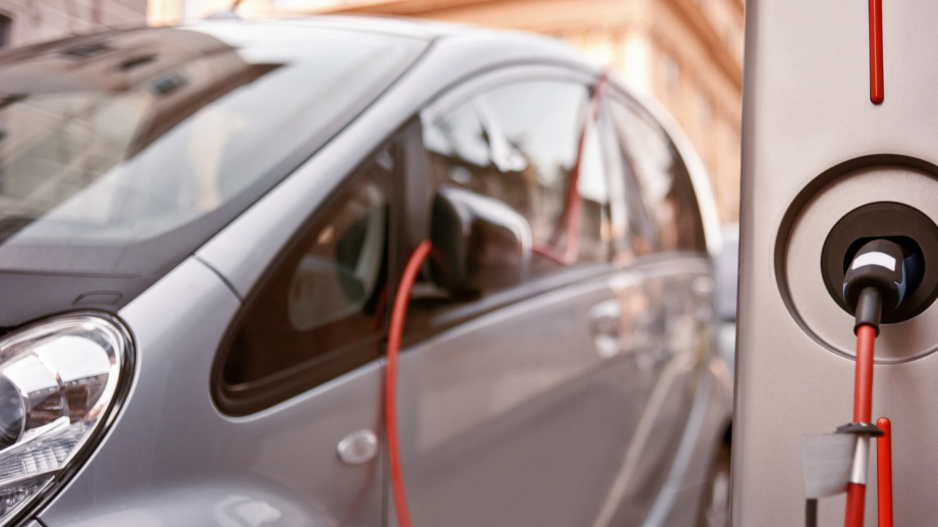 Economía/Motor.- Más de la mitad de los coches que se venderán en España en 2025 será híbrido o eléctrico, según Sumauto