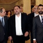 El presidente de la Generalitat, Quim Torra y el presidente del Parlament, Roger Torrent, acompañan al exvicepresidente Oriol Junqueras, y a los exconsellers encarcelados, a su salida del Parlament de Cataluña para volver a prisión, tras comparecer este martes en la reunión de la comisión de investigación del Parlament sobre la aplicación del artículo 155.