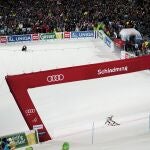 El noruego Henrik Kristoffersen cruza la línea de meta para ganar la carrera de slalom masculino, en Schladming, Austria