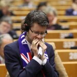 Rory Palmer emocionado durante la última sesión en el Parlamento Europeo. EFE/EPA/YVES HERMAN / POOL