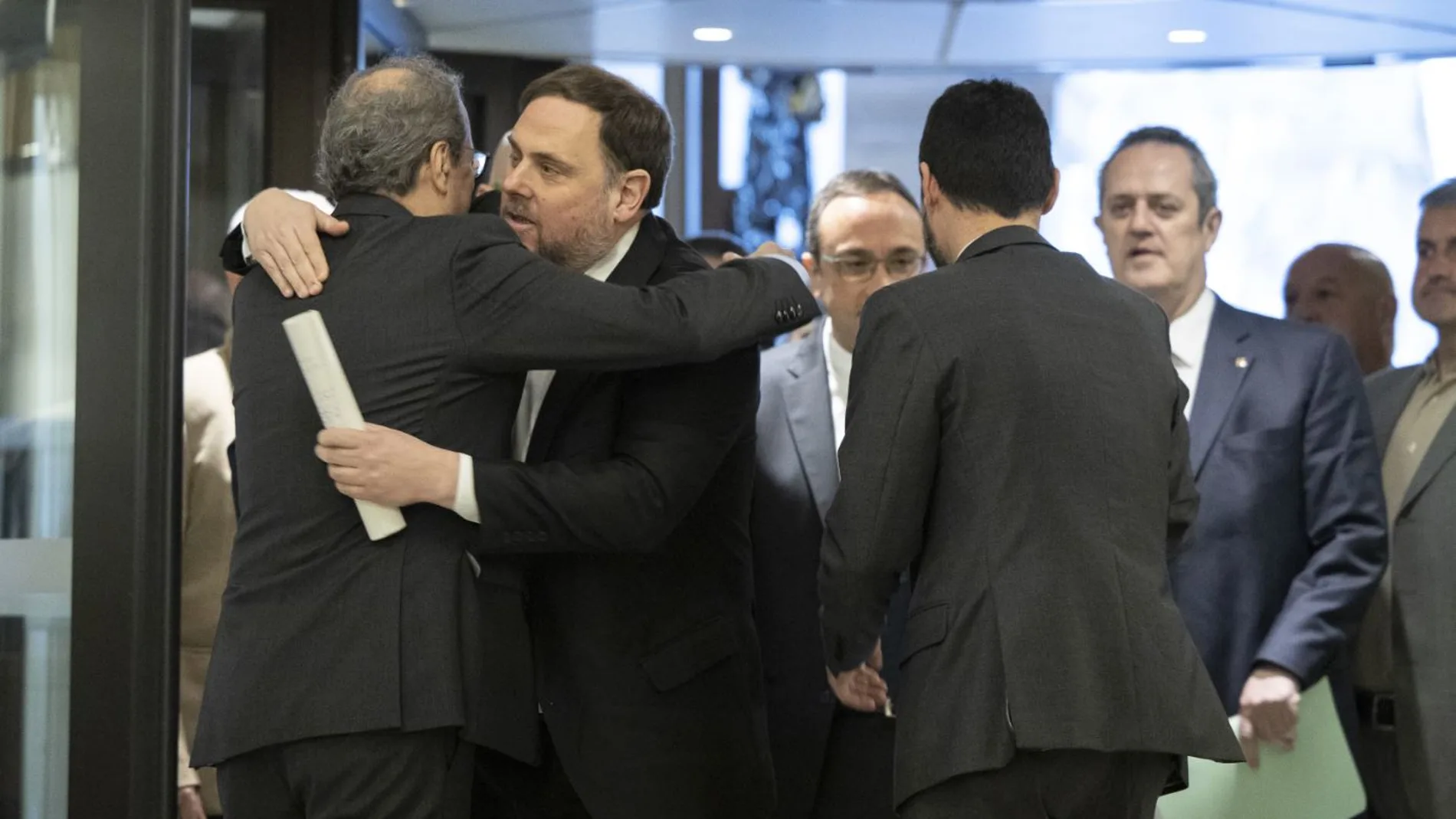 Torra saluda a Oriol Junqueras, quien abandonó la prisión para acudir a la comisión de investigación en el Parlament / MIQUEL GONZÁLEZ