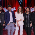 En el centro, Eva González, presentadora de «La Voz», junto a los «coaches»: de izda. a dcha., Antonio Orozco, Pablo López, Laura Pausini y Alejandro Sanz