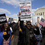 Manifestantes protestas en las inmediaciones del Tribunal Supremo ante el "impeachment"