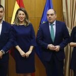 La ministra de Trabajo, Yolanda Díaz (2I), momentos antes de la reunión que ha mantenido este miércoles en Madrid con los presidentes de la Asociación de Trabajadores Autónomos (ATA), Lorenzo Amor (2d); Unión de Profesionales y Trabajadores Autónomos (UPTA), Eduardo Abad y la secretaria general de la Unión de Autónomos (UATAE), María José Landaburu