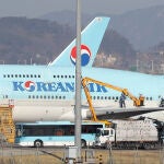 Un avi&oacute;n de Korean Air siendo desinfectado tras evacuar a ciudadanos de la ciudad de Wuhan, epicentro del coronavirus