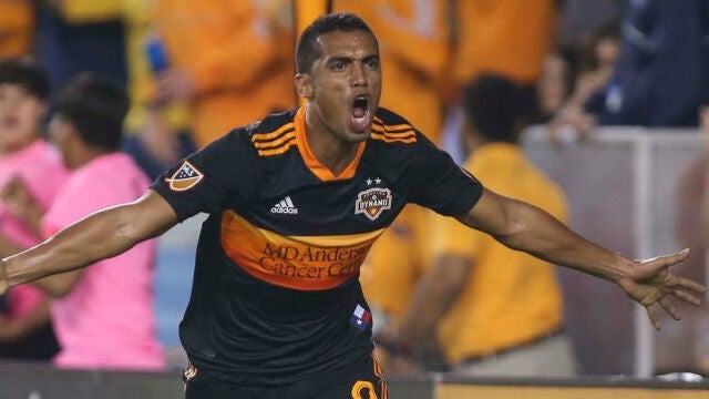 Mauro Manotas celebra un gol.