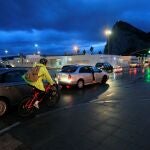 Trabajadores españoles cruzan la frontera de Gibraltar para trabajar en el Peñón