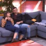 Bruno y Maialen abrazados en el sofá en 'OT 2020'
