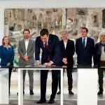 Pedro Sánchez durante la firma del acuerdo con los Agentes Sociales para subir el salario mínimo interprofesional hasta los 950 euros.