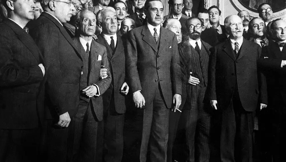 En la imagen, el Gobierno provisional de la República, presidido por Niceto Alcalá Zamora. De izquierda a derecha: Manuel Azaña (2i), Alvaro de Albornoz, Alcalá Zamora, Miguel Maura y Gamazo, Francisco Largo Caballero, Fernando de los Rios, Alejandro Lerroux y Santiago Casares Quiroga.