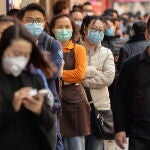 Hong Kong (China), 31/01/2020.- People line up to buy face masks outside a pharmacy in Hong Kong, China, 31 January 2020. Hong Kong extended the suspension of schools and kindergartens to 02 March 2020 at the earliest after at least 10 people were infected with the Wuhan coronavirus. The virus originated in the Chinese city of Wuhan and has so far killed at least 213 people, infecting over 9,000 others, mostly in China. EFE/EPA/JEROME FAVRE