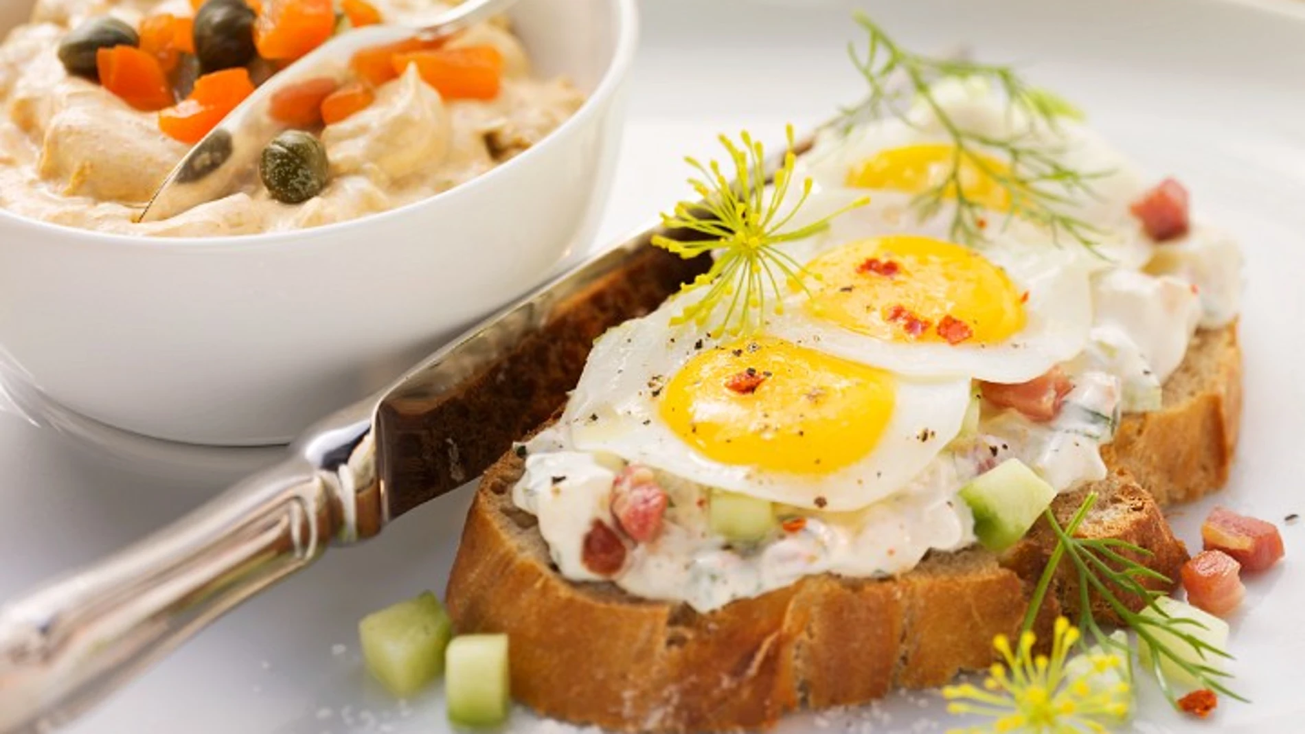 Un huevo frito sobre una tostada de pan es un plato irresistible