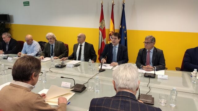 Fernández Mañueco (centro) en la reunión del grupo de trabajo sobre bienestar animal en SalamancaEUROPA PRESS31/01/2020