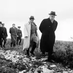 El presidente de la República, Manuel Azaña, con el presidente del Consejo de Ministros, Juan Negrín, recorren el frente en la provincia de Guadalajara