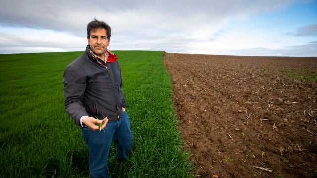 «Si no fuese por las penurias, yo con el campo sería el hombre más feliz del mundo», cuenta Agapito De Paz Coronado con gesto torcido