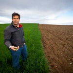 «Si no fuese por las penurias, yo con el campo sería el hombre más feliz del mundo», cuenta Agapito De Paz Coronado con gesto torcido