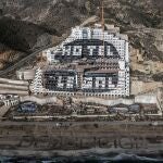 Vista del hotel del Algarrobico, situado en primera línea de la playa de Carboneras, en Almería