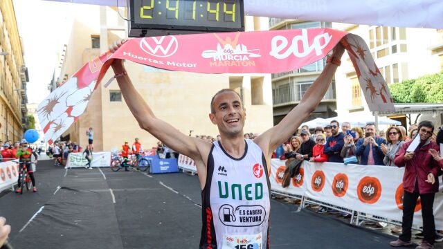 El atleta Juan Antonio Zamora del C.D. Runtritón, se ha proclamado ganador de la VII edición del Maratón de Murcia 2020,