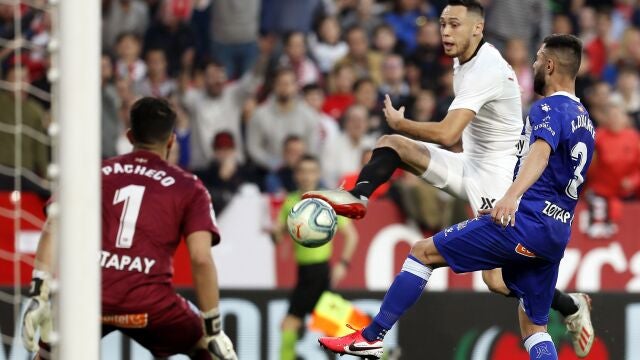 GRAF3324. SEVILLA (ESPAÑA), 02/02/2020.- Fernando Pacheco con el Alavés en el estadio Sánchez Pizjuán de Sevilla. EFE/José Manuel Vidal