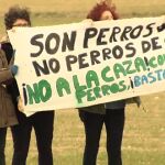Animalistas protestan contra las carreras de galgos en Ávila