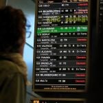 Los paneles de información del aeropuerto Adolfo Suárez Madrid-Barajas que muestran vuelos retrasados o desviados