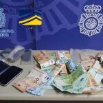 La investigación ha finalizado con seis entradas y registros en domicilio -cinco en la provincia de Almería y una en Alicante-, donde se ha intervenido 20.000 euros en efectivo, 17 vehículos, teléfonos móviles y diversa documentación