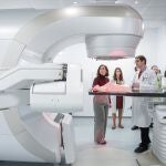 La presidenta de la Comunidad de Madrid, Isabel Díaz Ayuso, visita el nuevo acelerador lineal de última generación del Hospital Puerta de Hierro Majadahonda, donado por la Fundación Amancio Ortega para el tratamiento del cáncer. EFE/Emilio Naranjo