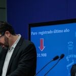 El secretario de Estado de Empleo, Joaquín Pérez Rey (i), y el secretario de Estado de la Seguridad Social, Israel Arroyodurante la presentación de los datos de paro registrado y afiliación a la Seguridad Social, este martes en Madrid.- EFE/Emilio Naranjo