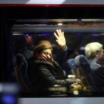 Pasajeros del vuelo Air Canadá abandonan en un autobús la Terminal 1 del Aeropuerto Madrid-Barajas después del aterrizaje de emergencia