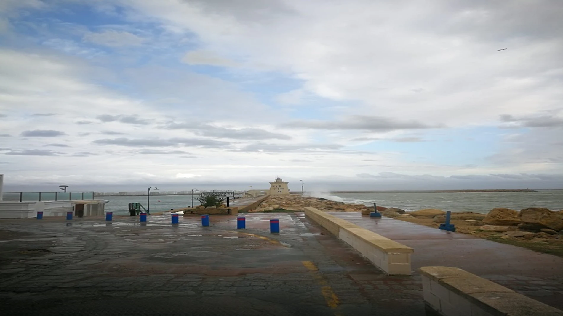 Oleaje en la zona de Puerto Sherry, en El Puerto de Santa María (Cádiz)