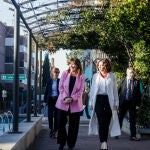 La presidenta de la Comunidad de Madrid, Isabel Díaz Ayuso, con la alcaldesa, Susana Pérez Quislant a su llegada al Consejo de Gobierno de la Comunidad de Madrid, en Pozuelo de Alarcón