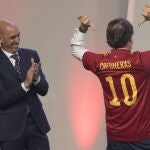 El presidente de la RFEF, Luis Rubiales, y el presidente del Grupo Planeta, José Creuheras, presentan el acuerdo para poner en marcha el torneo eCopaRFEF, una nueva competición abierta a todos los aficionados de eSports de España. Luis Díaz
