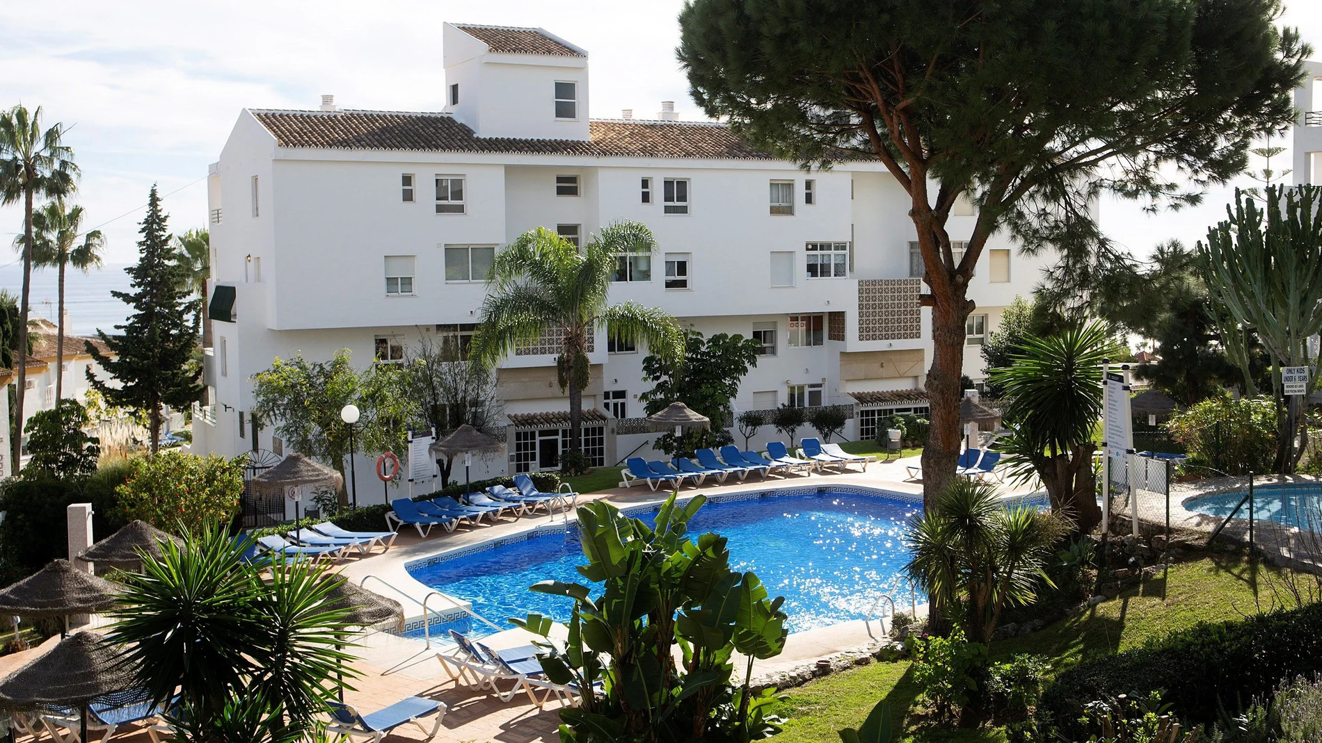 Vista de la piscina de la urbanización Club La Costa de Mijas (Málaga)