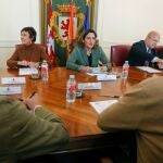 La ministra de Transición Ecológica y Reto Demográfico, Teresa Ribera, junto a la delegada del Gobierno en Castilla y León, Mercedes Martín, y el subdelegado del Gobierno en León, Faustino Sánchez durante la reunión que ha mantenido con el secretario general de CCOOCyL, Vicente Andrés, y el secretario general de UGTCyL, Faustino Temprano, para abordar la Mesa por un Futuro para León