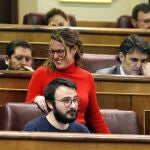 Primer pleno de la nueva legislatura en el Congreso de los Diputados para tratar la subida de las pensiones y de los sueldos públicos. En la imagen los diputados de la CUP Mireia Vehí y Albert Botrán.