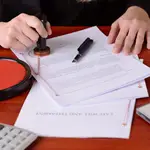 Firma y sello ante un notario en la Comunidad