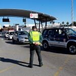 GRAFAND4831. LA LÍNEA DE LA CONCEPCIÓN (CÁDIZ), 05/02/2020.- Un agente de la Guardia Civil en el paso fronterizo entre España y Gibraltar hoy cuando se conmemora 35 años de la apertura definitiva de la verja, cuando, además de los peatones, los coches, camiones, motos y bicicletas pudieron también circular de un lado a otro de este pequeño paso fronterizo y se rompió por fin un bloqueo de 15 años cuyo recuerdo aún duele en la memoria de muchos.EFE/A.Carrasco Ragel.
