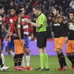 Los jugadores del Valencia protestan ante el colegiado González González, el penalti pitado en contra del equipo valencianista en el último minuto ante el Granada