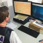 Un policía nacional frente a un ordenador. POLICÍA NACIONAL