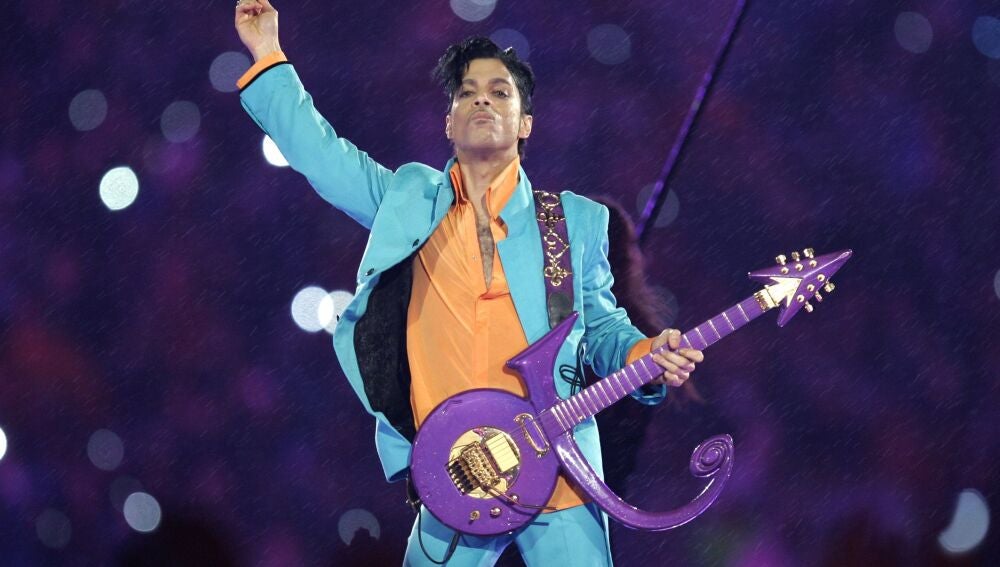Prince, actuando en un intermedio de la Super Bowl. (AP Photo/Chris O'Meara, File)