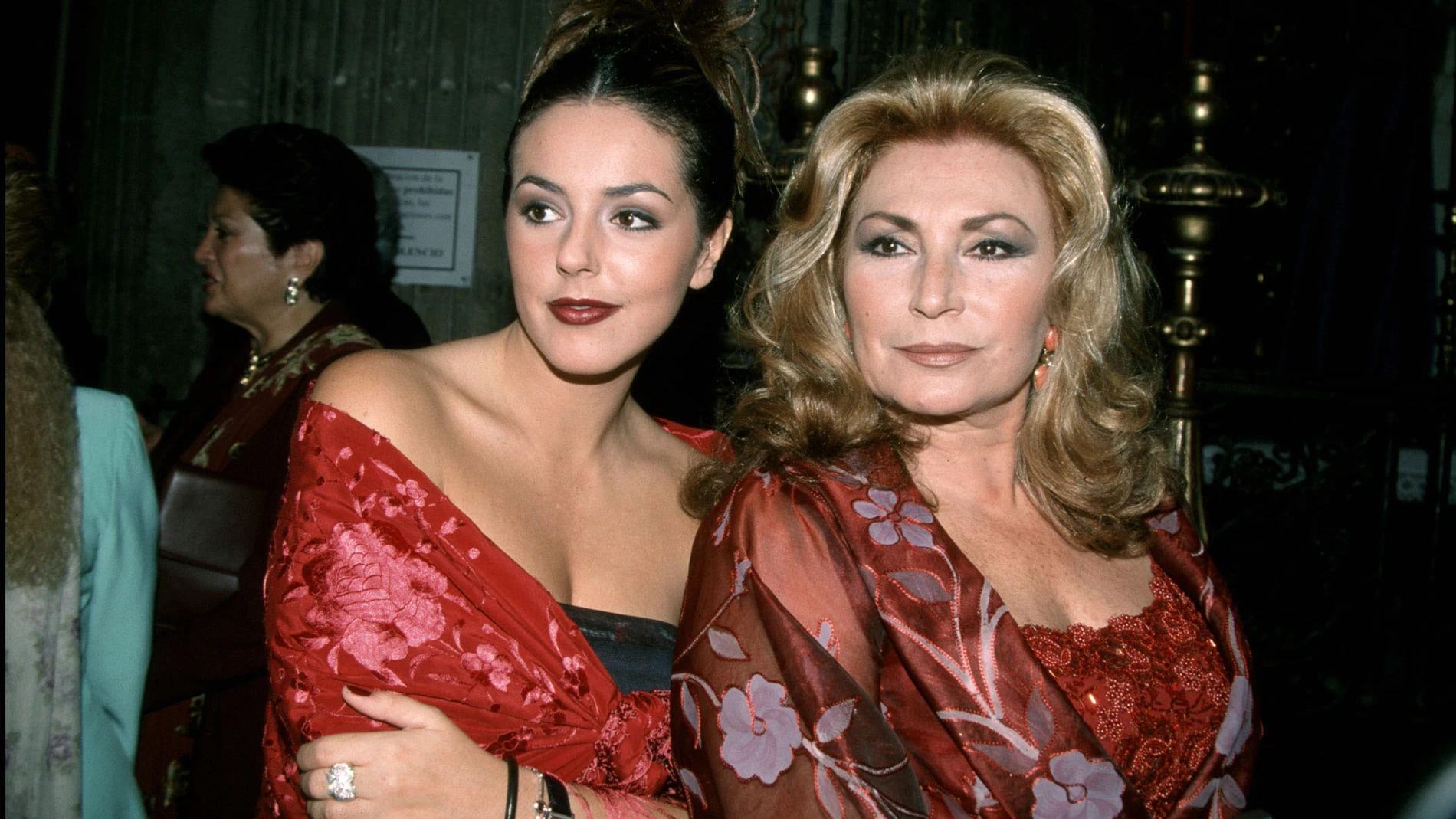 LA CANTANTE ROCIO JURADO CON SU HIJA ROCIO CARRASCO POSANDO DURANTE UN ACTO PUBLICO EN SEVILLA EN 1999