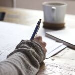 Mujer escribiendo