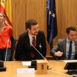 El presidente del PP, Pablo Casado, junto a la portavoz, Cayetana Álvarez de Toledo (i), y el secretario general, Teodoro García Egea (d) , al inicio de la reunión del grupo parlamentario popular en el Congreso, la primera desde la apertura de la Cortes el pasado lunes, celebrada este jueves.